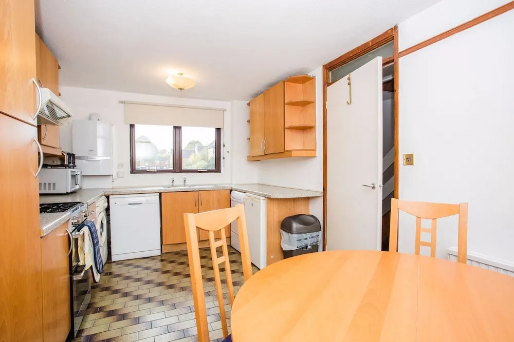 3 Bedroom House with Terrace Near Canada Water Underground Station