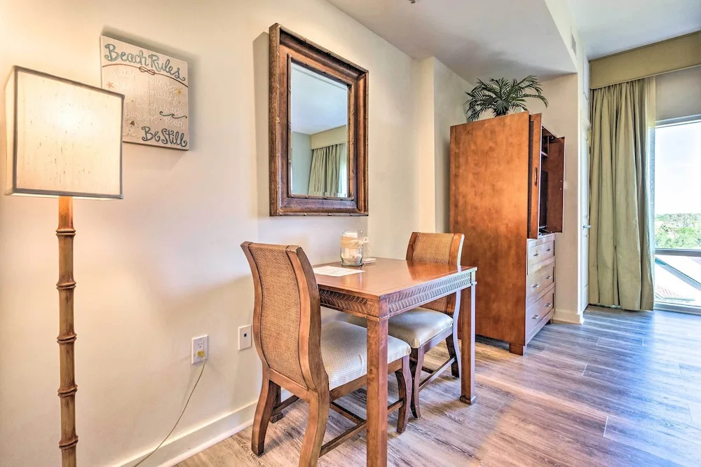 Studio w/ Pool Access - Walk to Miramar Beach!