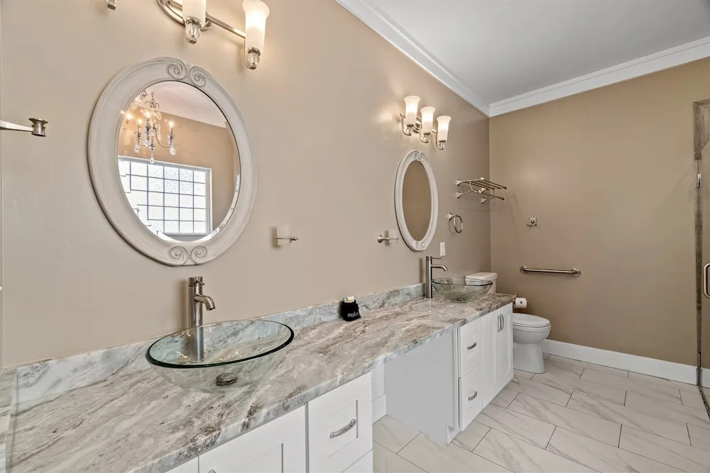 Charming Retreat, a Short Walk to Laguna Beach, with Room for 10