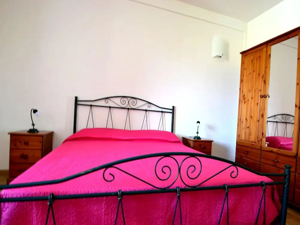 Air-conditioned Apartment Near The Beach With Spacious Balcony & Garden, Pets