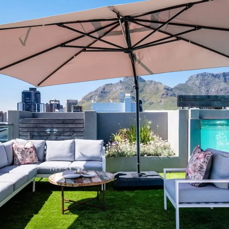 Deluxe Urban Retreat Summit on Quarter