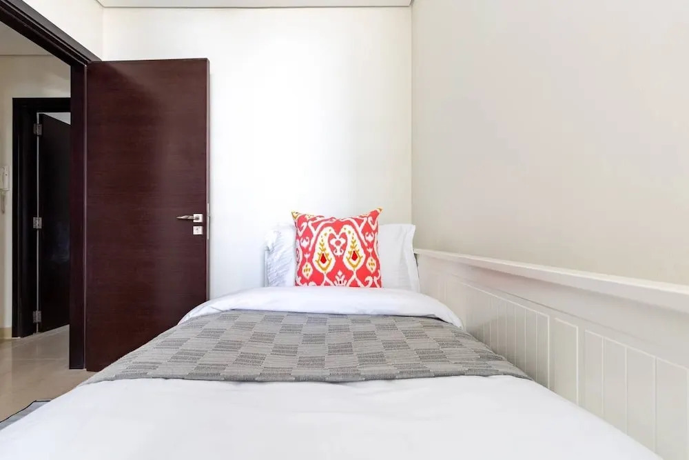Luxurious 3BR Loft W/ Study In Downtown Dubai