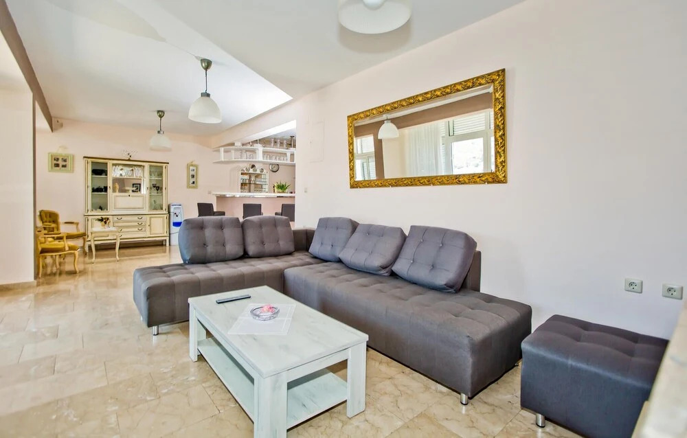Amazing Home in Smricevica With Wifi and 6 Bedrooms