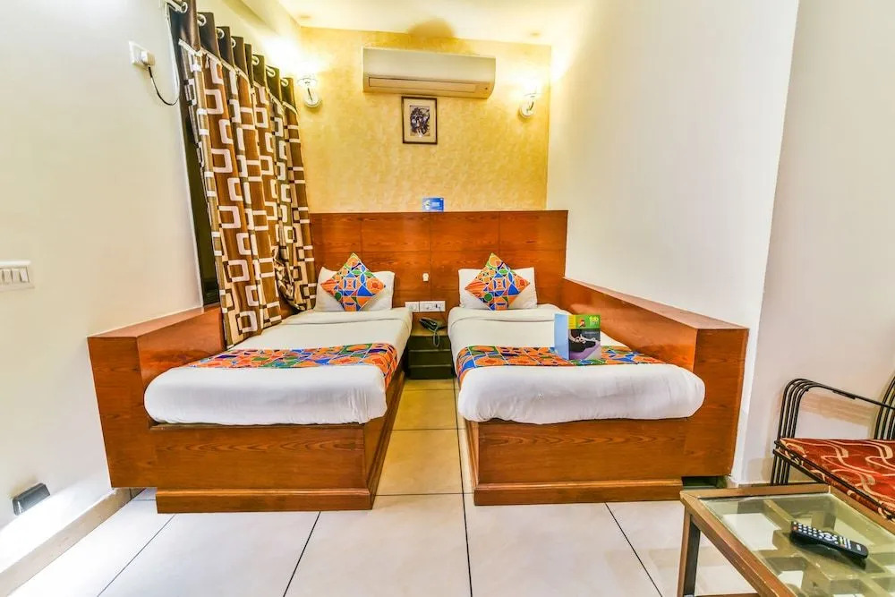 Hotel Le Grand - Walk-in from RK Ashram Metro Station