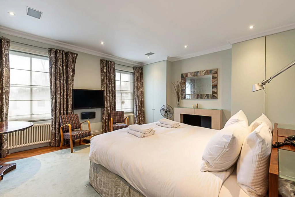 London Luxe Retreat: 5-bed Gem