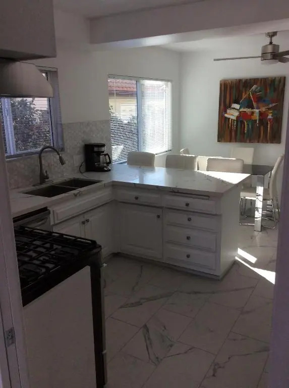 Modern spacious home close to Universal studio & Hollywood for 11