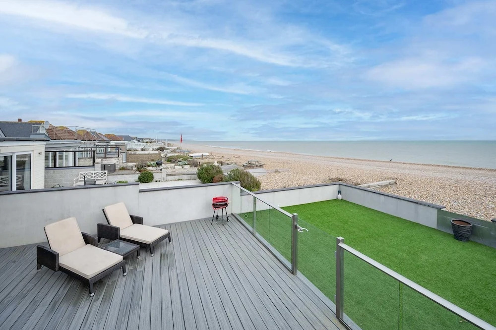 Beach View Breeze Family Holiday Home on the Shore