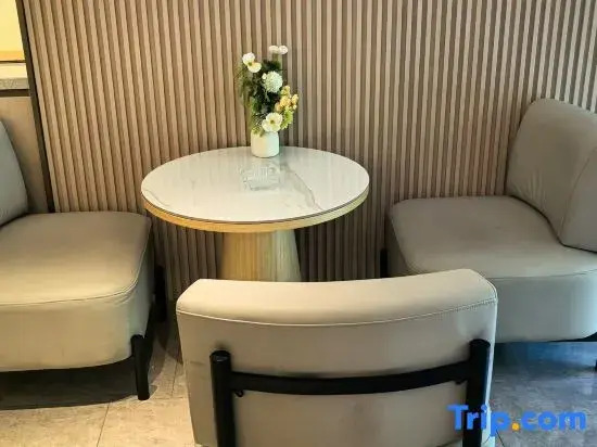 Yijia International Hotel (Guanggu Pedestrian Street Guanshan Avenue Subway Station)