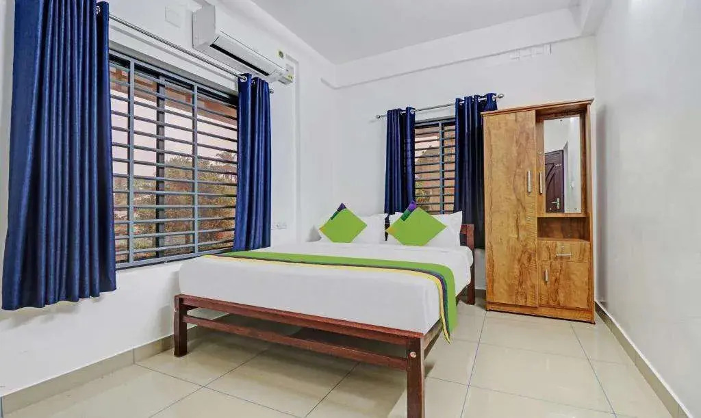 Nirupama,Hotel Aluva 700 Mtr From Aluva Railway Station
