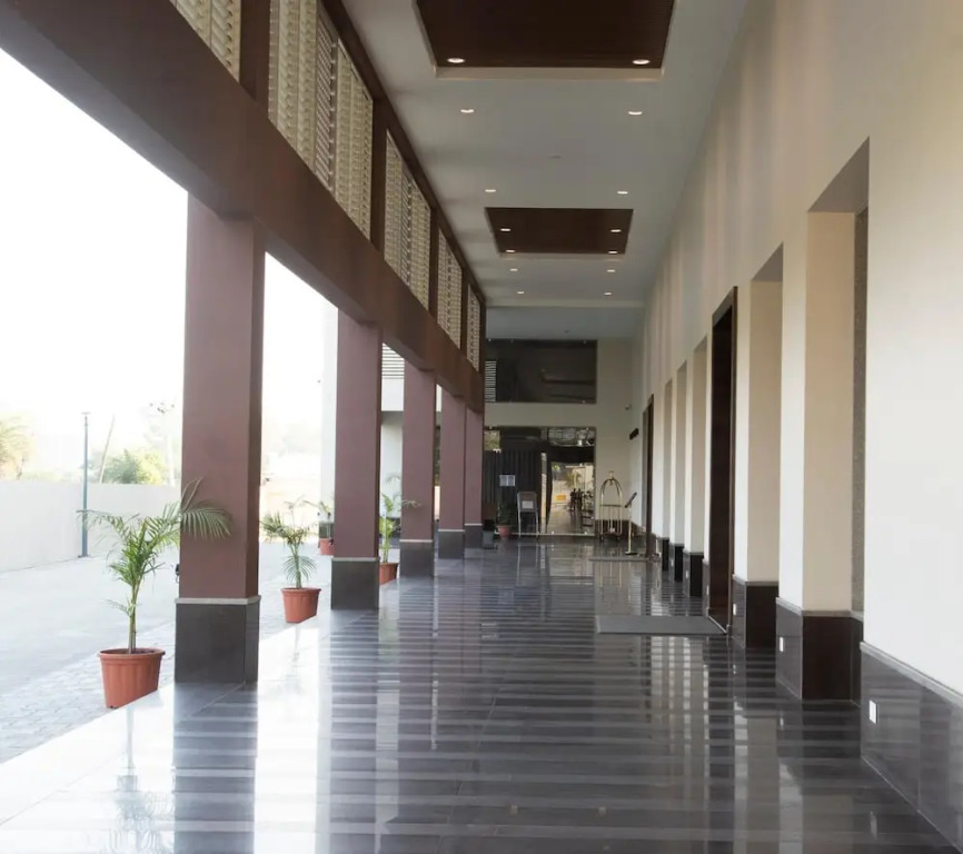 HOTEL RAJHANS ABHINANDAN