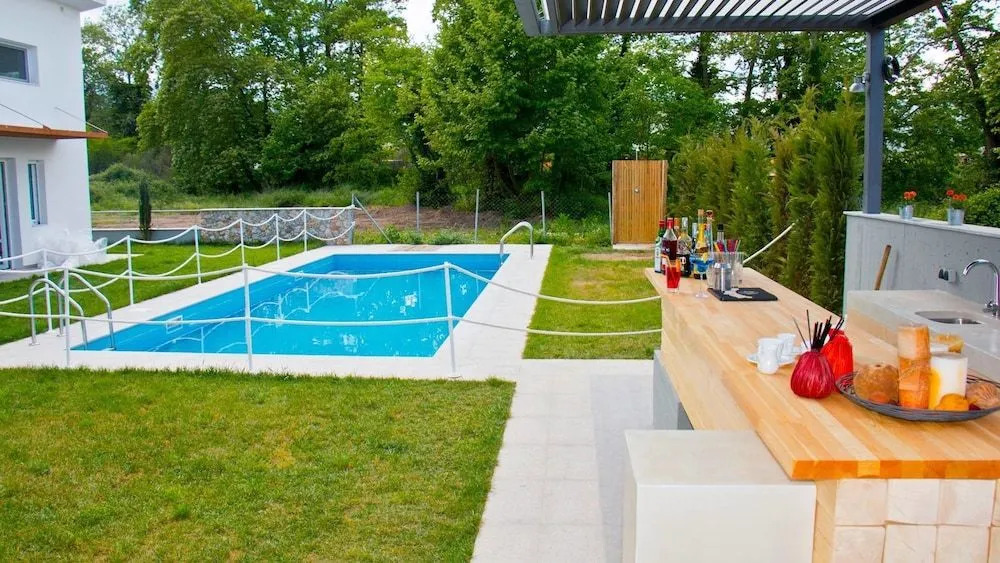 Aristotelia Gi Ikies - Olympiada Poolside Retreats