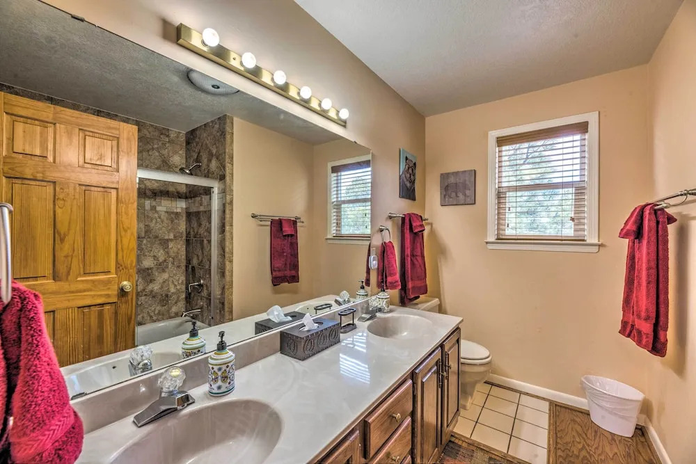 Alto Cabin w/ Stunning Views, Hot Tub + Sauna!