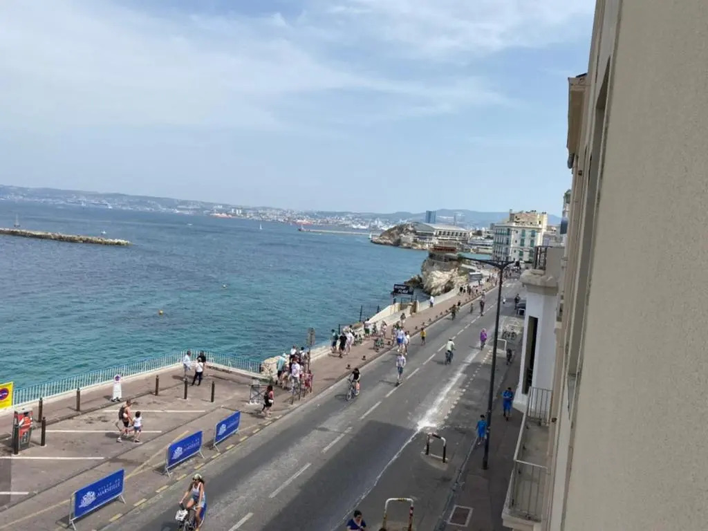 GRAND LARGE SUR LA CORNICHE Marseille par conciergerie by sam
