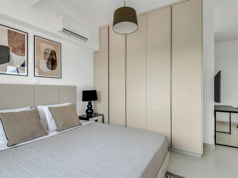 Sanders Elgio - Adorable studio With Balcony