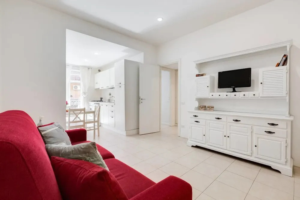 Lovely White Flat 15 Minutes From the City Center