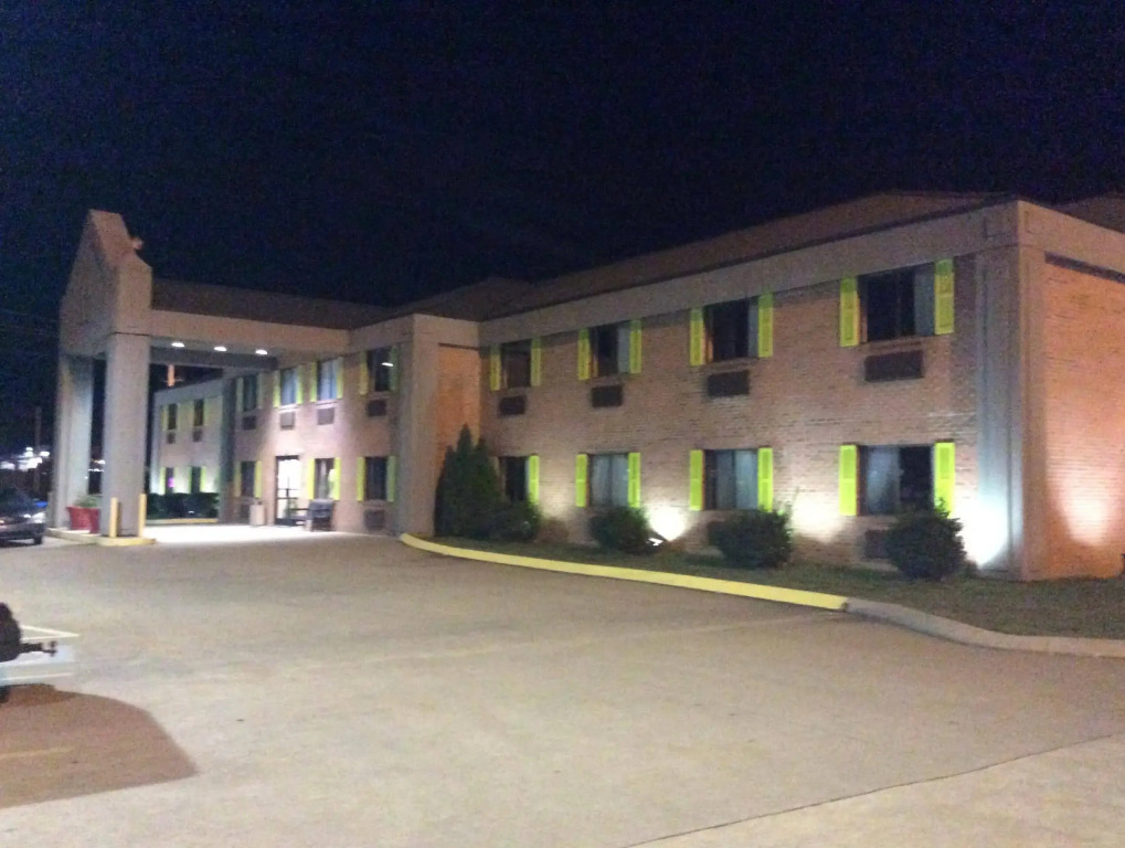 Country Hearth Inn and Suites Bowling Green