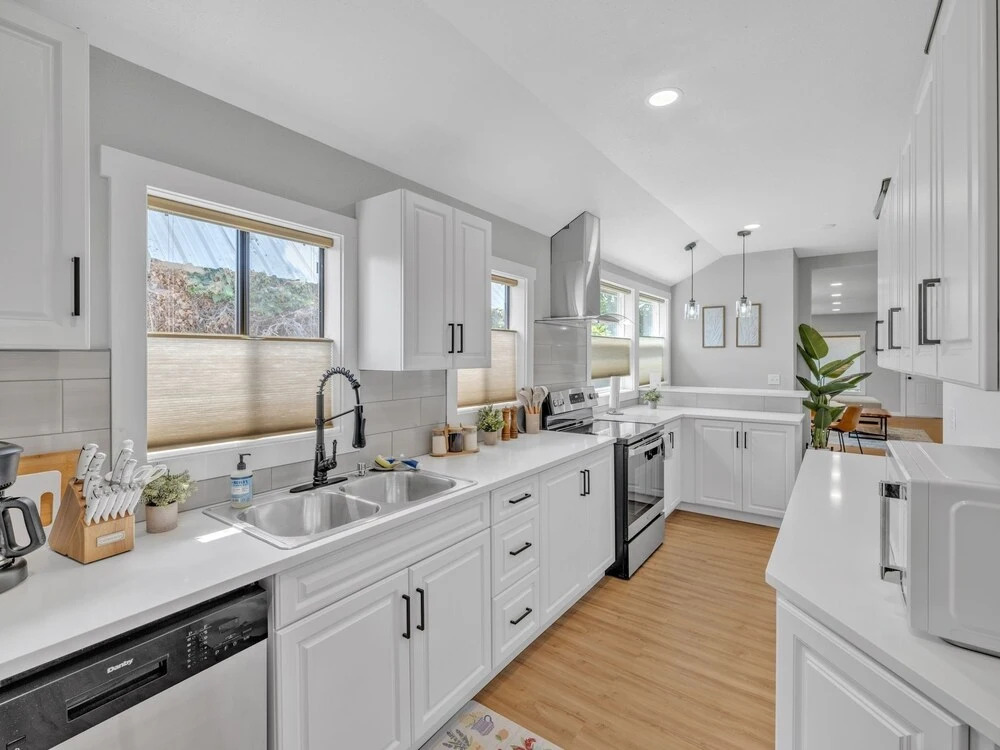 Next Door To Roundup & Town! 3 Bedroom Residence by RedAwning