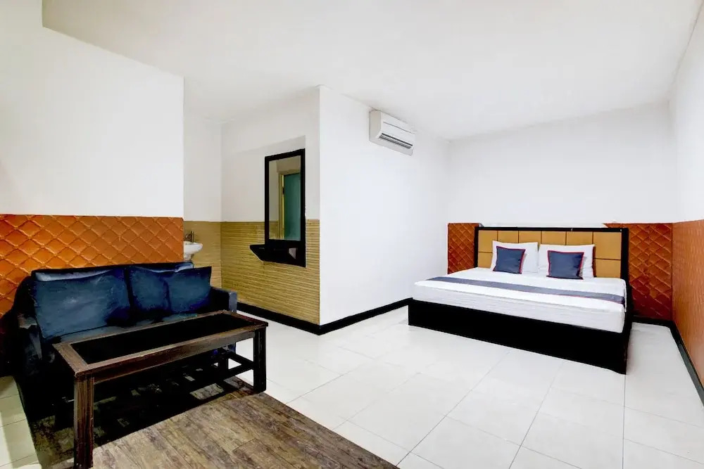 OYO 94512 Mega Inn Guest House