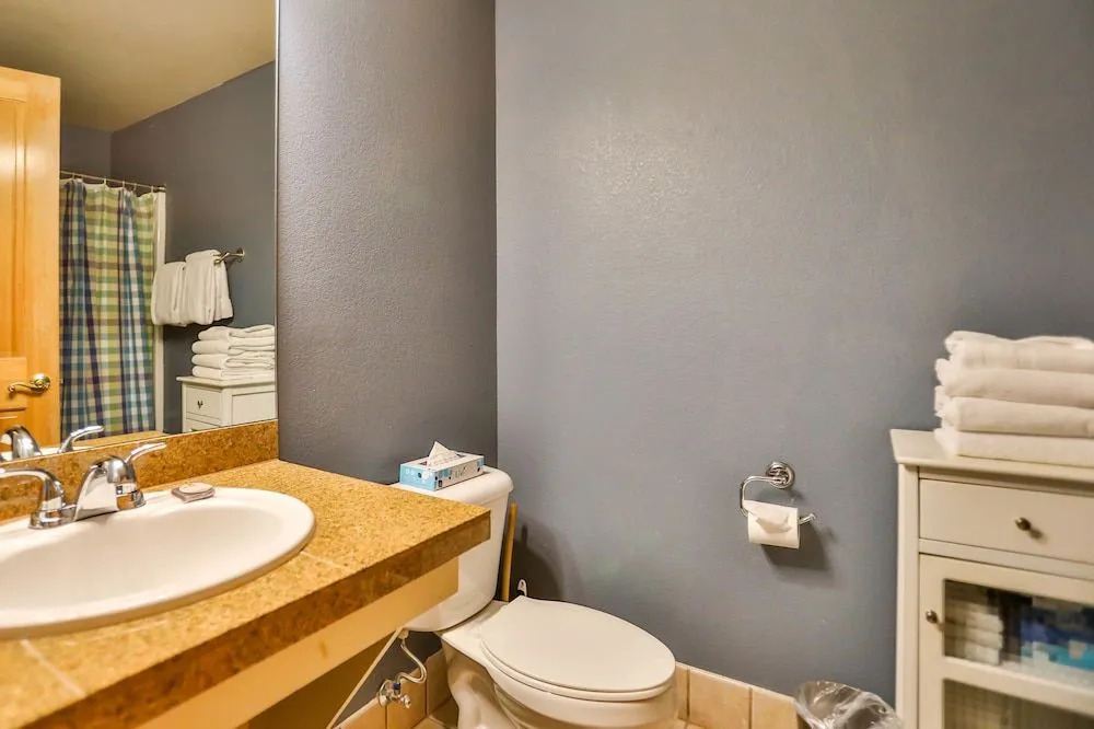 Gateway #5060 - Studio Br Condo