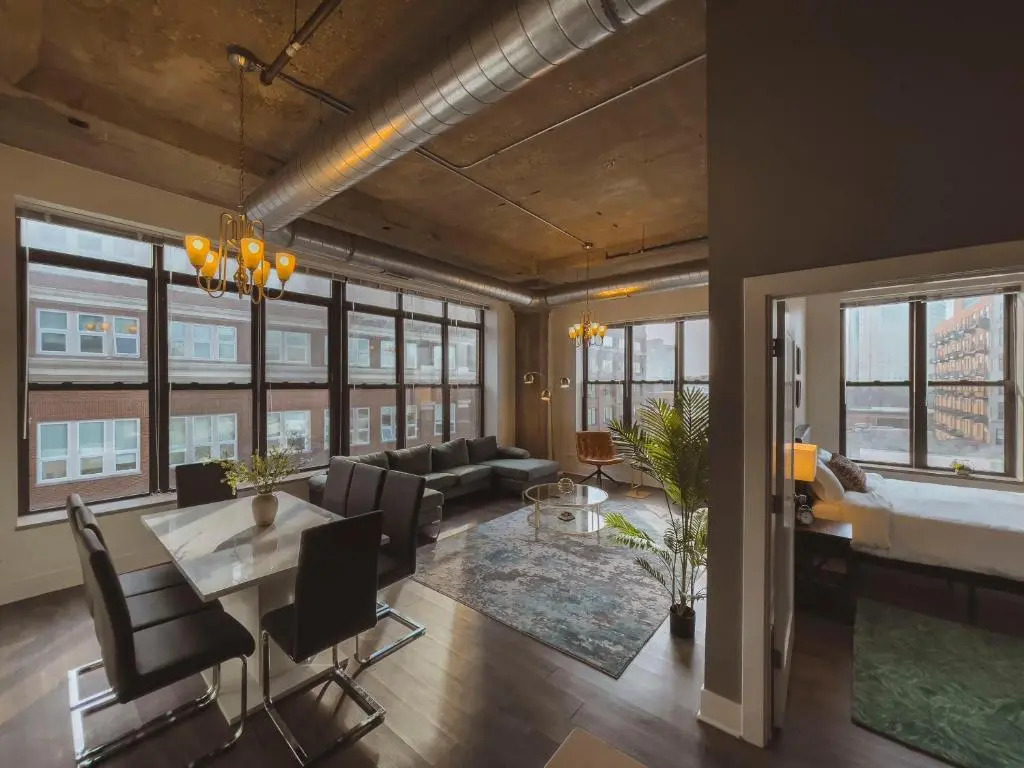 Spacious and Luxurious 3br/2ba near McCormick Place with optional parking