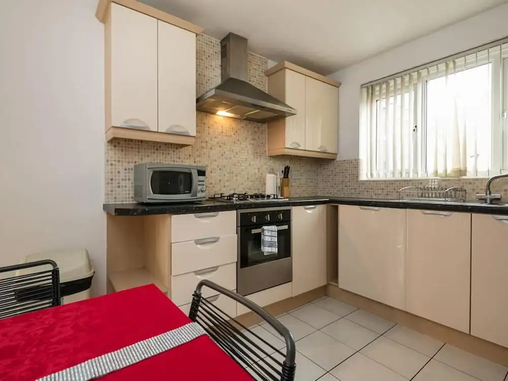 My-Places Elegant 6 Bed Town House - 68