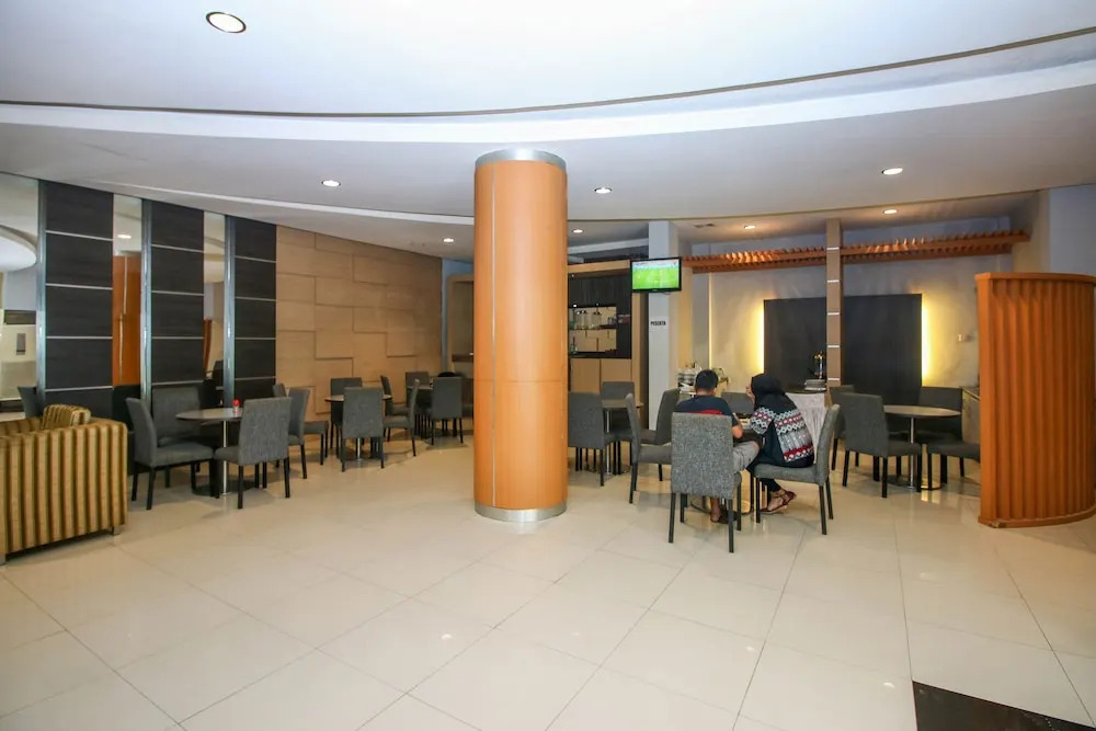 RedDoorz Plus near Hotel Benua Kendari