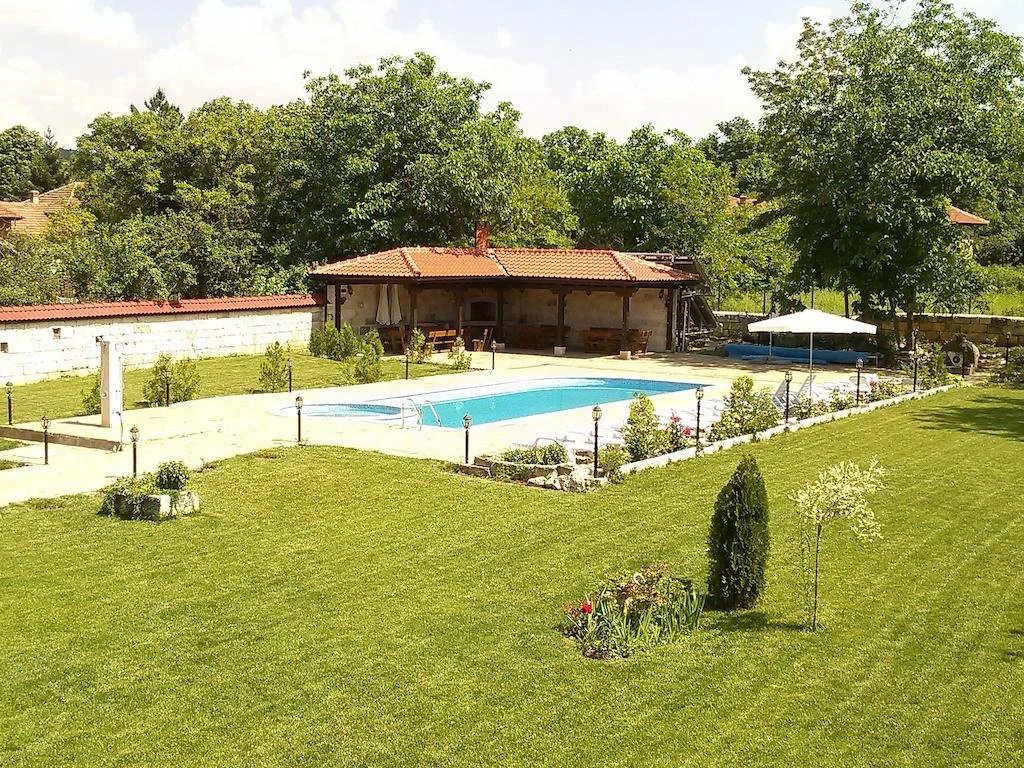 Guest House Black Lom