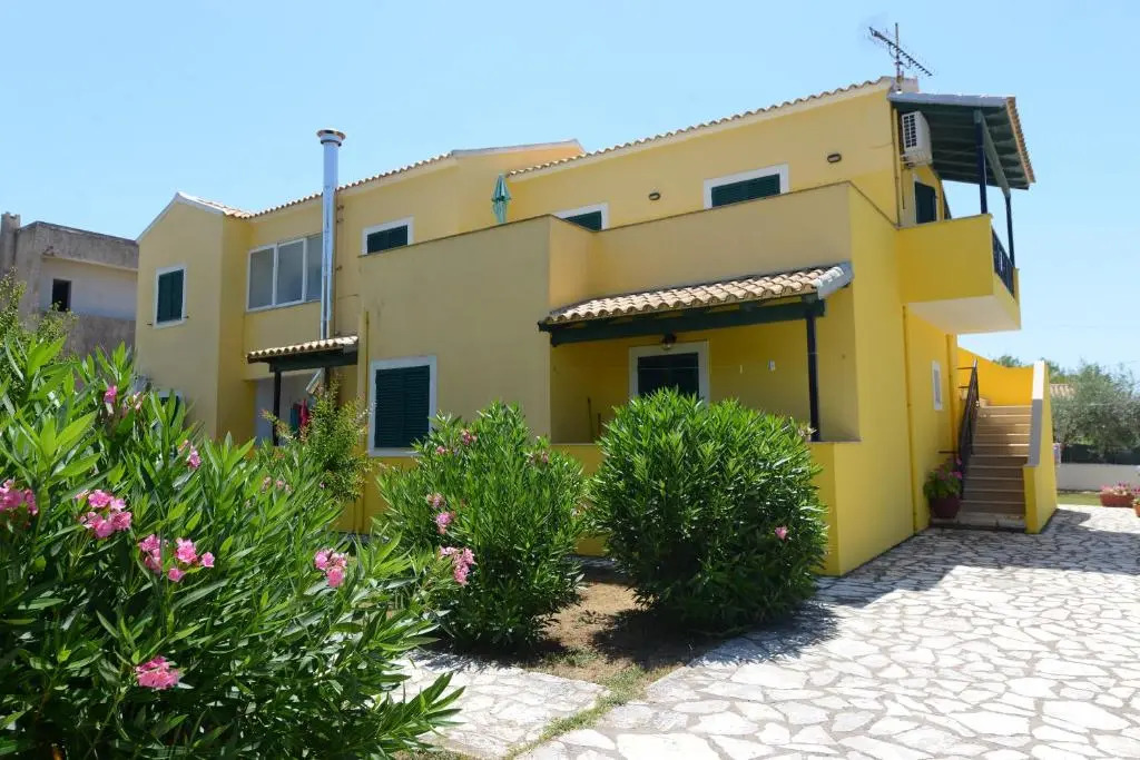 Roula's Studios & Apartment