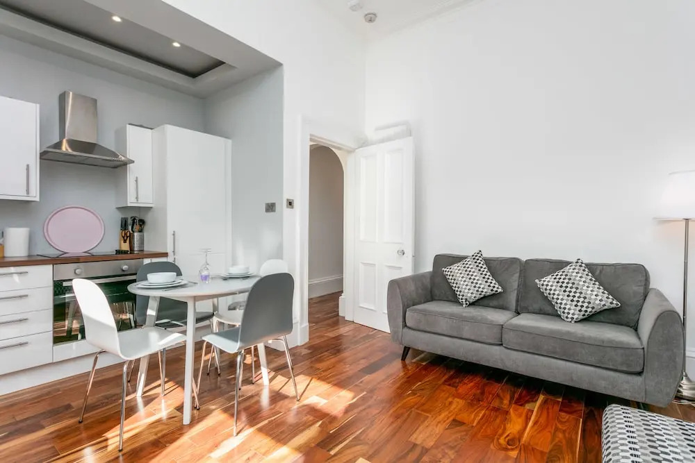 Cunningham Residence- Donnini Apartments