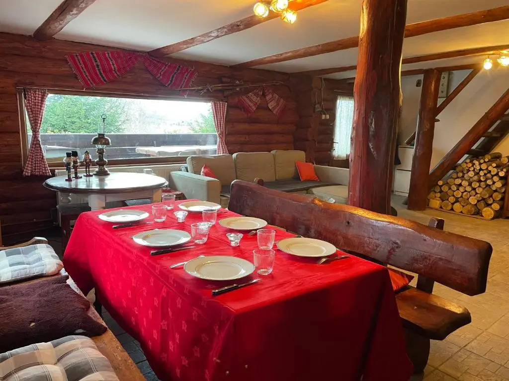 3 Bed Chalet Sleeps 8 -Fireplace & Enclosed Garden