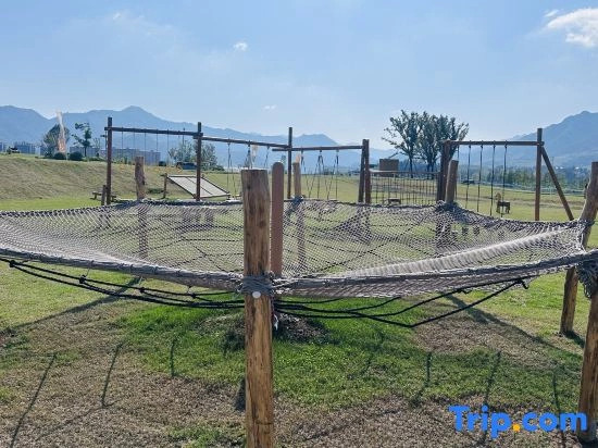 Tonglu Knight Hotel (Tonglu Kaiyuan Senbo Resort Paradise OMG Heartbeat Park)