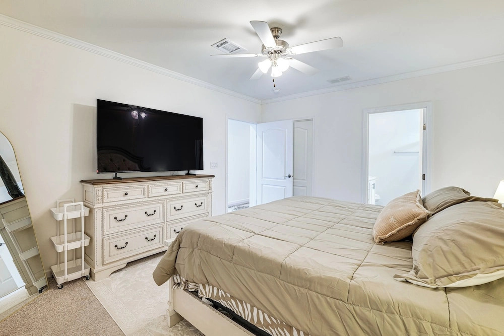7 Mi to Disney: Family Home w/ Heated Pool Access