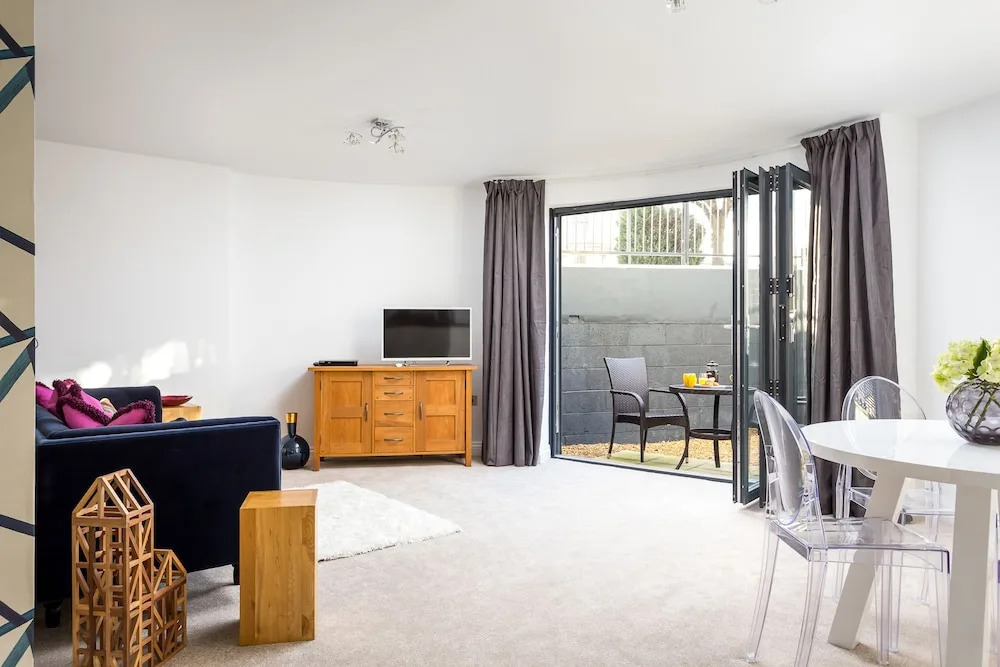 Elliot Oliver - Executive 2 Bedroom Garden Apartment