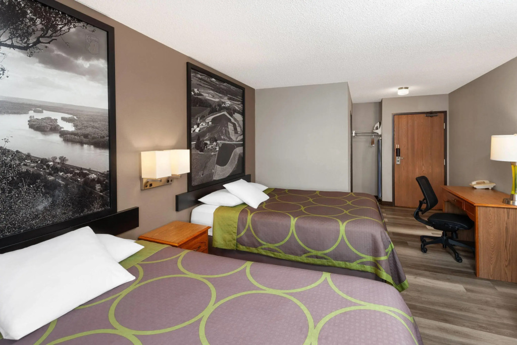 Super 8 by Wyndham Green Bay Near Stadium