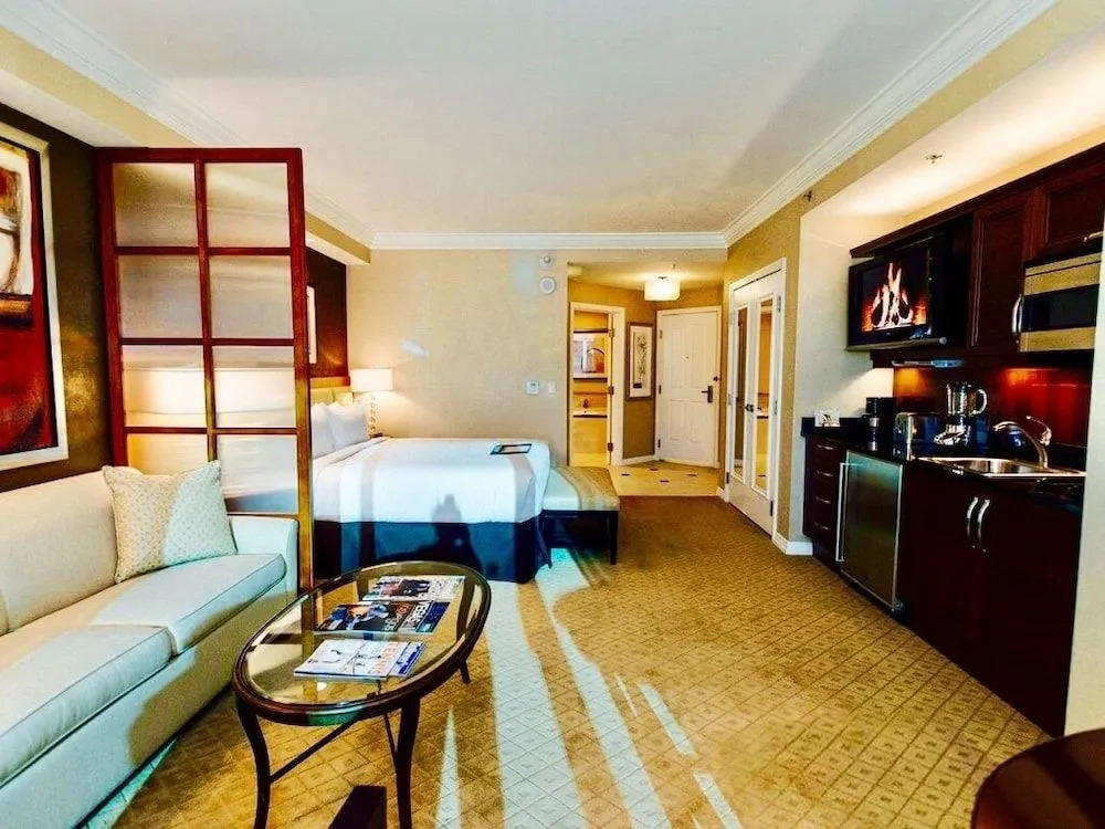 MGM Signature Deluxe Balcony Strip View Suite