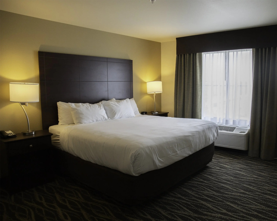 Cobblestone Hotel & Suites - Two Rivers