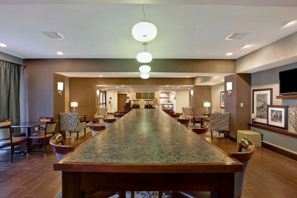 Hampton Inn Dekalb - Near the University
