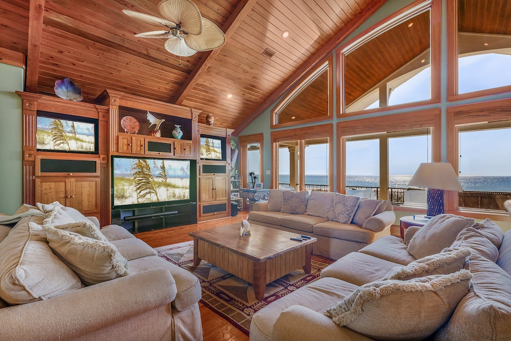 The Gayosa House 9BR Beachfront Oasis With Private Pool Hot Tub
