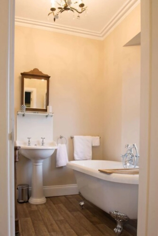 Ascot House Hotel