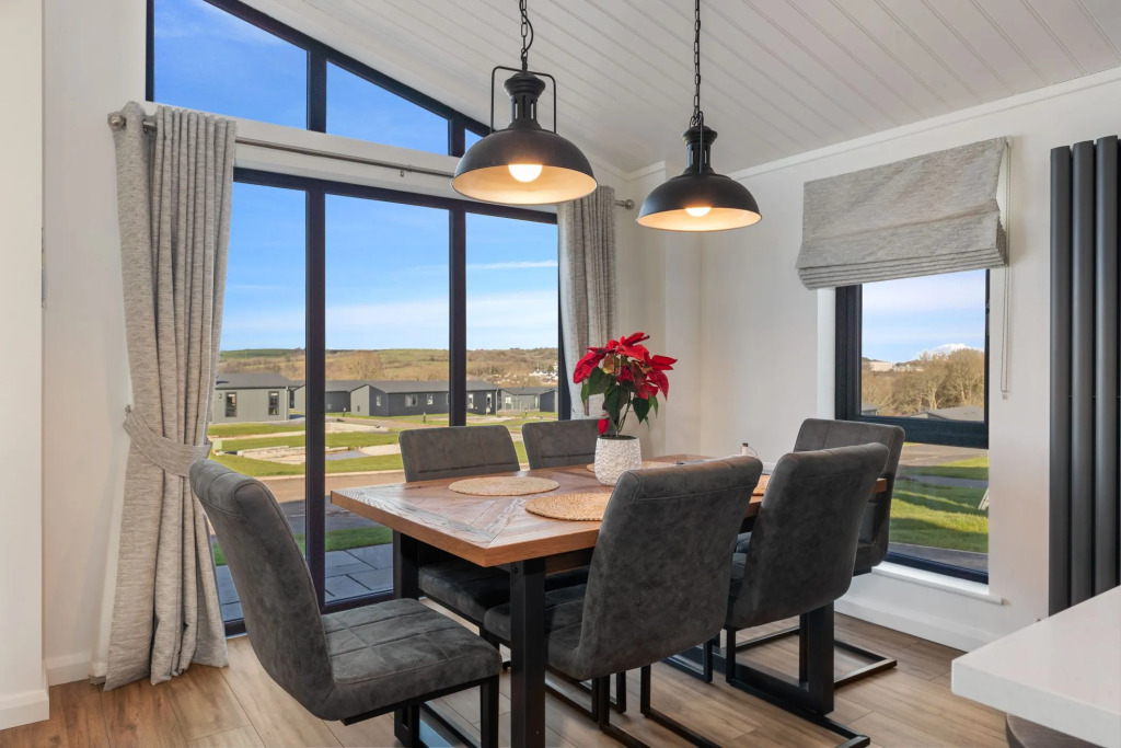 Hiraeth - Luxury Lodge with Hot Tub, Close to Beach