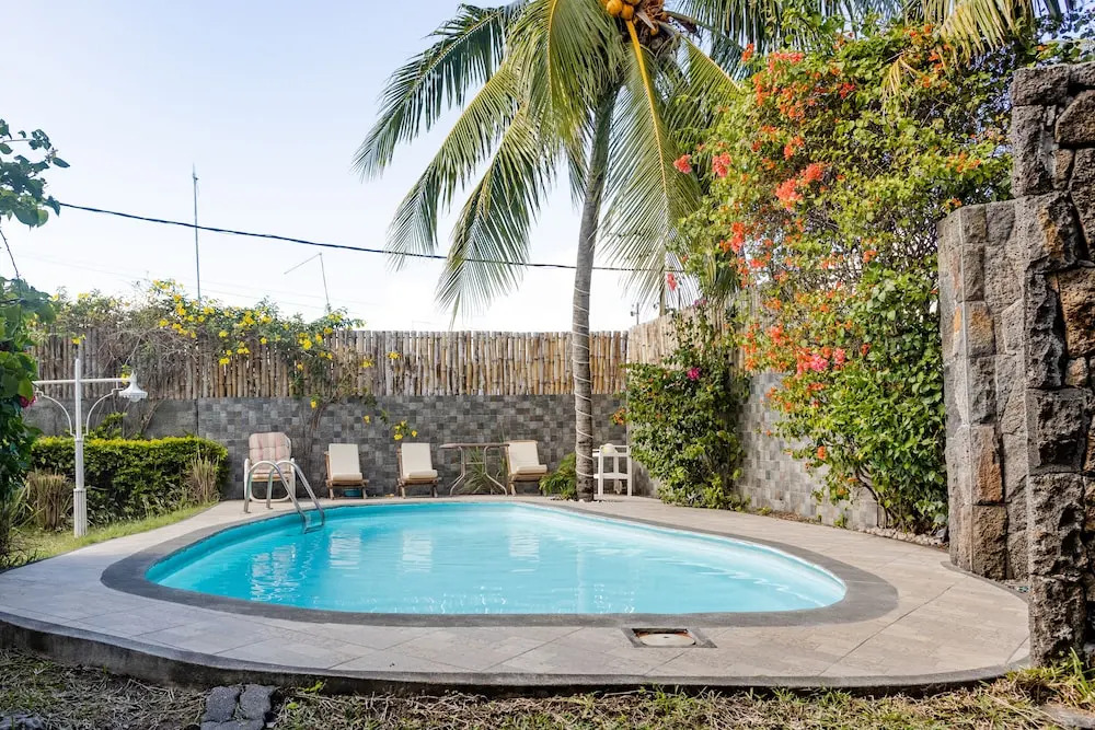 PAILLE EN QUEUE with HEATED POOL PISCINE CHAUFFEE