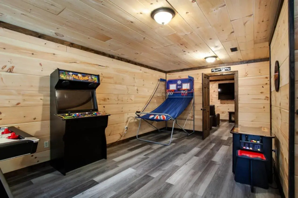 Pine Cove Cabin - Hot Tub, Game Room, Theater Room