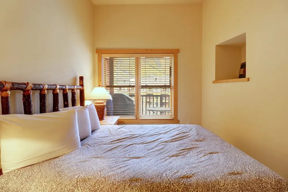 Spacious Top Floor Condo With Awesome Views and Vaulted ceilings - CS425 by Redawning