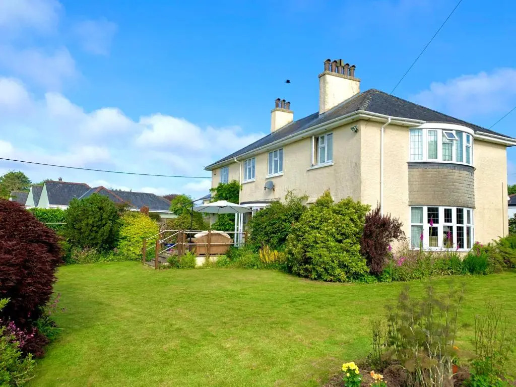 Hectors House comfortable 4 bed house in mature gardens