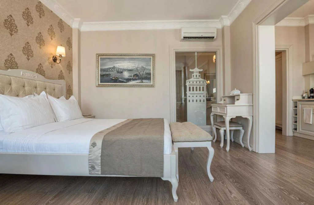 Louis Rooms