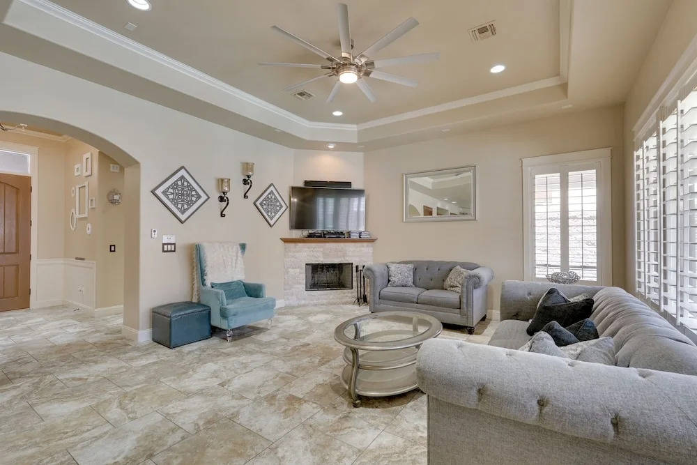 Home Theatre & Pool: Lake Havasu Retreat