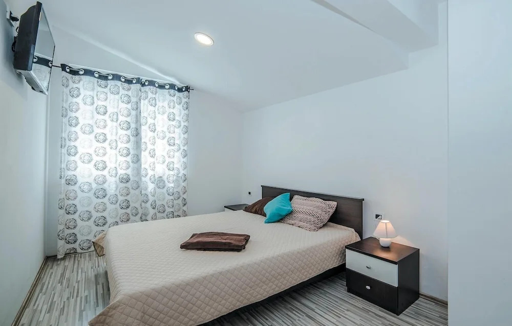 Stunning Home in Vrsi Mulo With Wifi and 4 Bedrooms