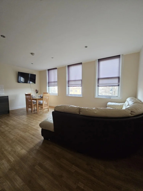 Town Center Modern Apartment 10