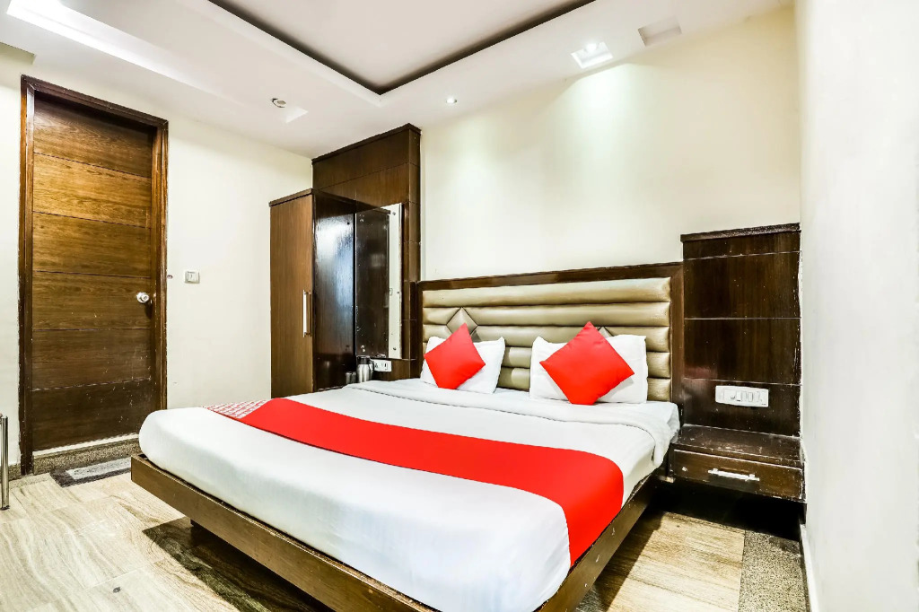OYO 13252 Hotel Chander Palace