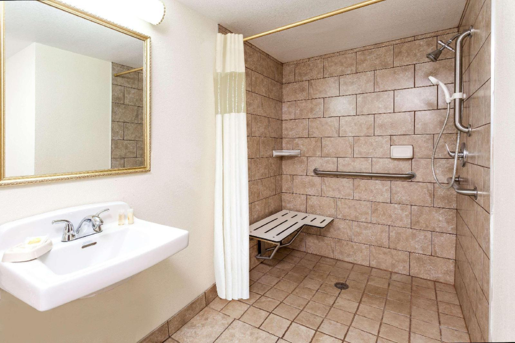 Days Inn & Suites by Wyndham Roseville/Detroit Area